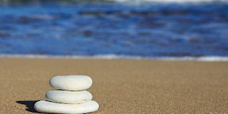 «Μάθε να γράφεις τα τραύματα σου στην άμμο και να χαράζεις τις χαρές σου στην πέτρα»