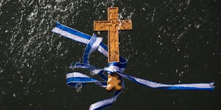 Ο Αγιάζων και οι Αγιαζόμενοι εξ’ ενός Πάντες