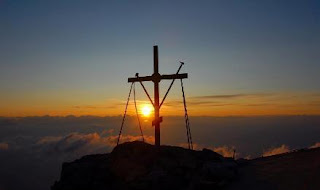 Όταν δυναμώνει η παγωνιά, τότε οι άνθρωποι θυμούνται τον Ήλιο…