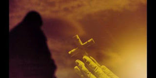 Βλέπω το σκοτάδι που έρχεται και σιγά σιγά καλύπτει τα πάντα