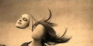 Αντί να φορέσουμε μια μάσκα και να διασκεδάσουμε, να τη βγάλουμε και να κλάψουμε