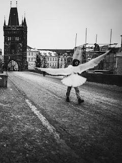 Μόνον η αγάπη ξεφεύγει από τη φθορά, και όχι μόνο δεν μαραίνεται από τον πολύ καιρό, αλλά δεν διακόπτεται ούτε και με αυτόν τον θάνατο.