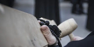 «Να ήξερες πόσο με καίει εμένα αυτό το κομποσχοίνι σου· και συ το κρατάς έτσι από συνήθεια, για τον τύπο!»