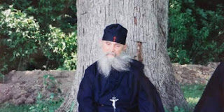 Ας ακουμπάμε πάντοτε στους ώμους της Παναγίας μας το φορτίο μας!