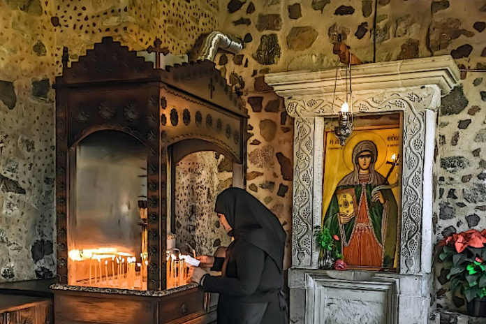 proseuxi-ginaika-ekklisia-eikona-keria