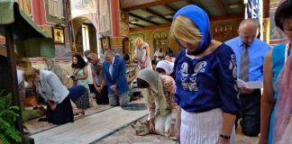 Όταν δε γονατίζουμε, ούτε μπροστά στο Θεό!…