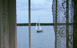 «Θα ανάψουμε το φως και τα σκοτάδια θα φύγουν μόνα τους…»