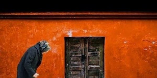 -Γιαγιάκα για σένα θέλεις την Καινή Διαθήκη;