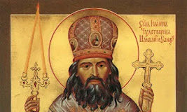 “Ο Άγιος ύψωσε ένα σταυρό πάνω από το παραβάν και δυνατά αναφώνησε «Χριστός Ανέστη!».”