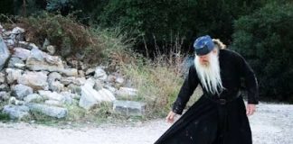 Το ότι κατακρίνουμε τι σημαίνει; Ότι θεωρούμε τον εαυτό μας μη σφάλλοντα σε οποιοδήποτε αμάρτημα