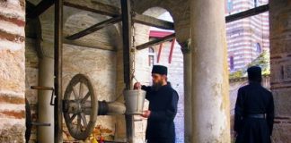 Σαν να είχε πιαστεί από το φουστάνι της Παναγίας – Μορφές του Αγίου Όρους