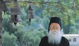 Η αγάπη και η εμμονή του μεγάλου υμνογράφου στην παραδοσιακή υμνογραφική γλώσσα…