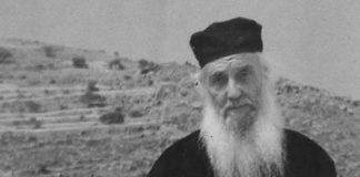 Ο Άγιος Αμφιλόχιος δίνει αγίασμα στα παιδιά…