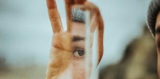 Ὁ ἄνθρωπος βλέπει καλύτερα τόν ἑαυτό του, ὅταν τόν καθρεφτίζη στούς ἄλλους