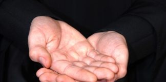 Πόσες σταυρωμένες χούφτες λαχταρούν να λάβουν την Χάρη της Ιερωσύνης…