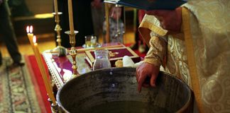 Αβάπτιστος φαρμακοποιός: «Τι με κωλύει να με βαπτίσετε; Νερό έχετε, βάλτε μιά κολυμβήθρα, πέστε τα γράμματα!»