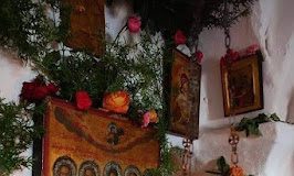 Πόσες προσευχές δεν είχε ακούσει το παλιό εικονοστάσι…