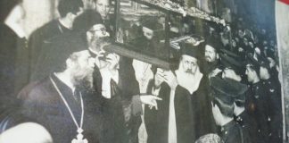 Ο Άγιος Φιλούμενος κρατά στα μαρτυρικά Του χέρια το πανίερο λείψανο του Αγίου Σάββα του Ηγιασμένου