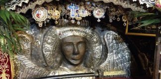 Ξύπνα μανούλα μου και σού έφερα το γιατρό σου, τον Ταξιάρχη μας από τον Μανταμάδο