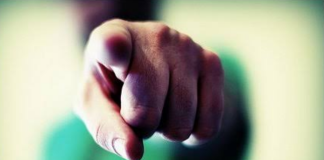 Αδιάκριτα κατακρίνουμε