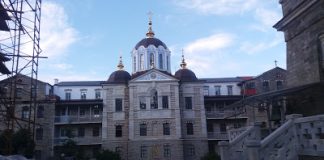 Δύο Άγγελοι που πετούσαν από την Ανατολή κρατούσαν το Θείο Βρέφος στα χέρια τους