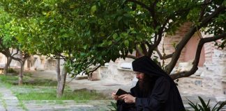 Σε κάθε ”Κύριε Ιησού Χριστέ ελέησόν με”, είναι σαν να εκρήγνυται μια ατομική βόμβα στην καρδιά του διαβόλου