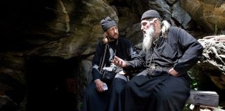 Σε παρακαλώ, πάτερ, πες μου, ποιος είναι ο μισθός αυτών πού μοιράζουν τα πλούτη τους ελεημοσύνη στους φτωχούς;