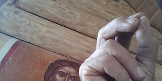 Όποιος θέλει να πει ψέματα, σκέψου τι επιχειρεί