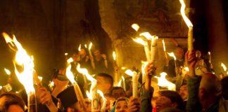 «Δεῦτε λάβετε φῶς ἐκ τοῦ ἀνεσπέρου φωτός, καὶ δοξάσατε Χριστόν, τὸν ἀναστάντα ἐκ νεκρῶν». Ἦχος πλ. α’ (Ακούστε το)