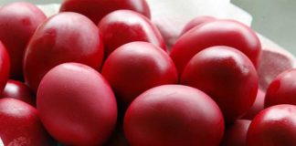 ι συμβολίζουν τα κόκκινα αυγά που βάφουμε την Μ. Πέμπτη