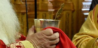 Κάποτε ένας θεοσεβής ιερεύς λειτουργούσε …