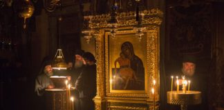 Οι αγρυπνίες, οι προσευχές κλπ., αυτά μας γεμίζουν. Αυτές είναι οι δικές μας «διασκεδάσεις»