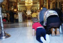 Γιατί γονατίζουμε τρεις φορές στον Εσπερινό της Πεντηκοστής;