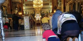 Γιατί γονατίζουμε τρεις φορές στον Εσπερινό της Πεντηκοστής;