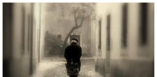 Mόνος στη βροχή προχωρώ… µε πλατύ χαµόγελο… – Αληθινή διήγηση