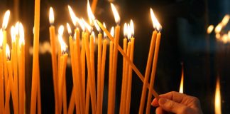 Ανάβοντας ένα κερί για τον εχθρό…