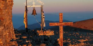 Οι χριστιανοί με υπομονή σηκώνουν τον σταυρό τους