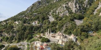 Ένας ερημίτης προσευχόταν πολύ σκληρά και επίμονα