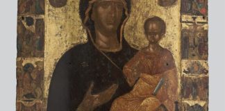 Στην αγκαλιά του κρατούσε μια εικόνα της Παναγία Βρεφοκρατούσας