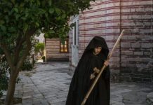 Πρέπει να μονάσω ή όχι;