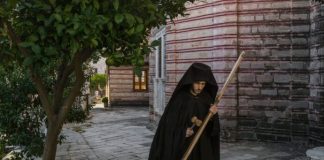 Πρέπει να μονάσω ή όχι;